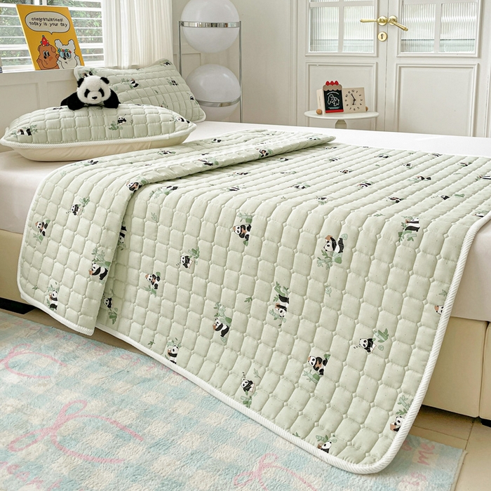 91家纺网 家纺一手货源 找家纺 富馨莱 2025春夏新款纯棉双层纱软床垫护垫加厚 熊猫读书