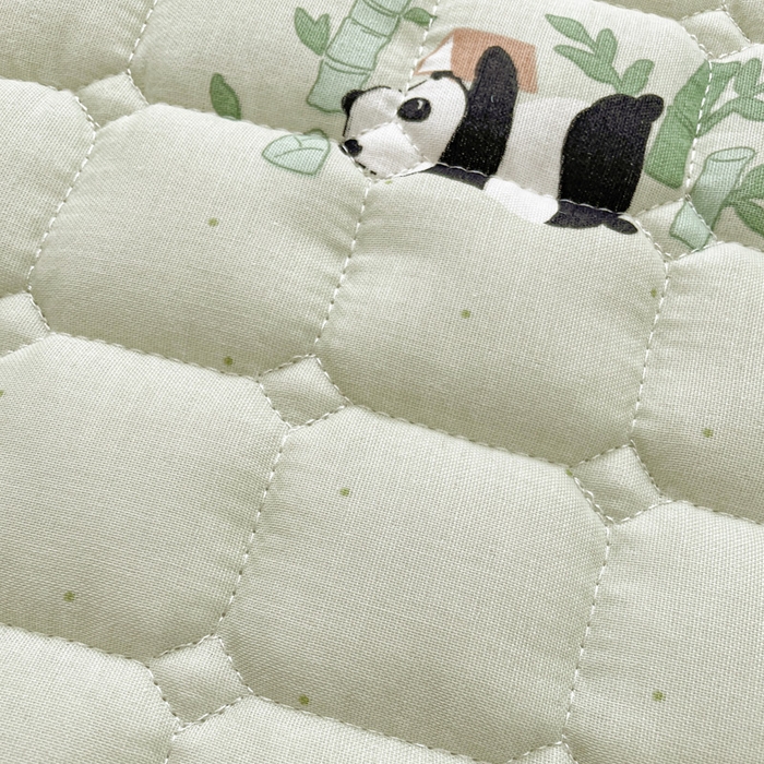 91家纺网 家纺一手货源 找家纺 富馨莱 2025春夏新款纯棉双层纱软床垫护垫加厚 熊猫读书