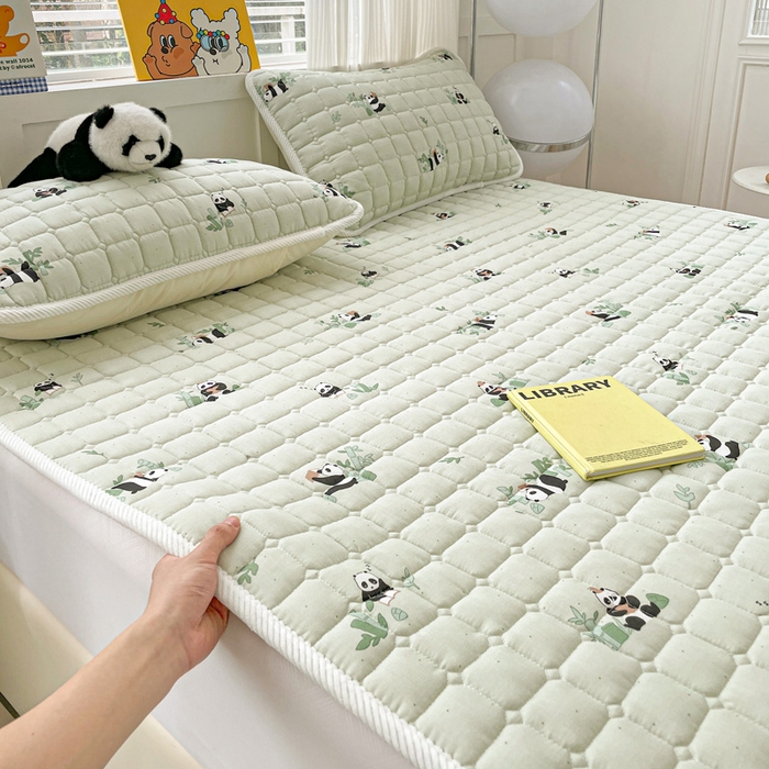91家纺网 家纺一手货源 找家纺 富馨莱 2025春夏新款纯棉双层纱软床垫护垫加厚 熊猫读书