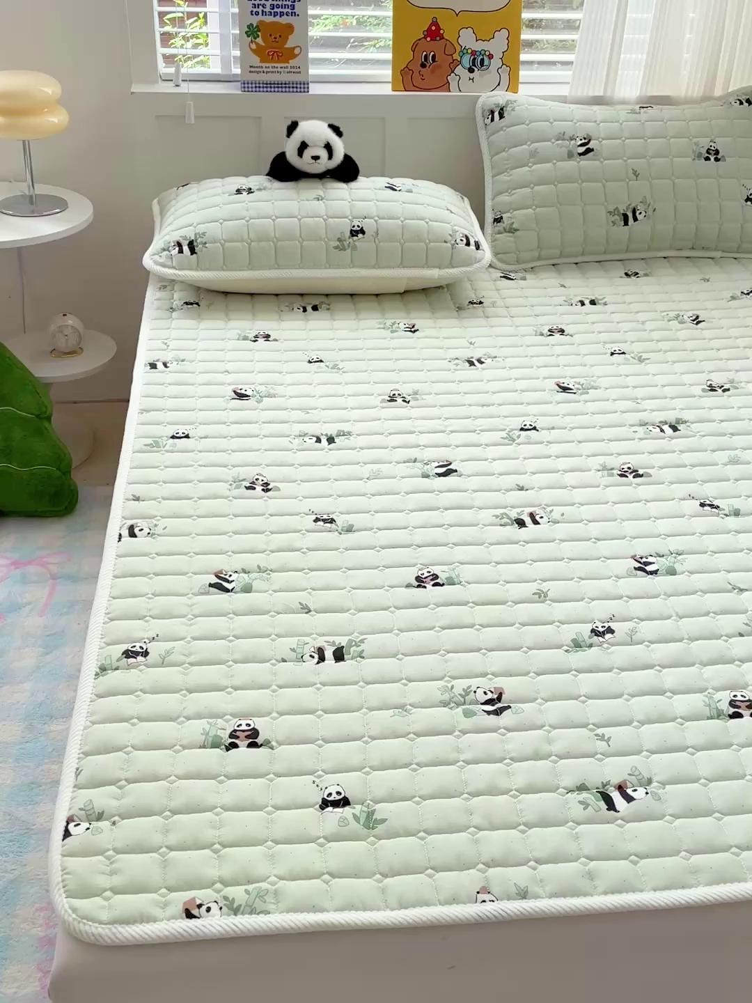 91家纺网 家纺一手货源 找家纺 富馨莱 2025春夏新款纯棉双层纱软床垫护垫加厚 熊猫读书