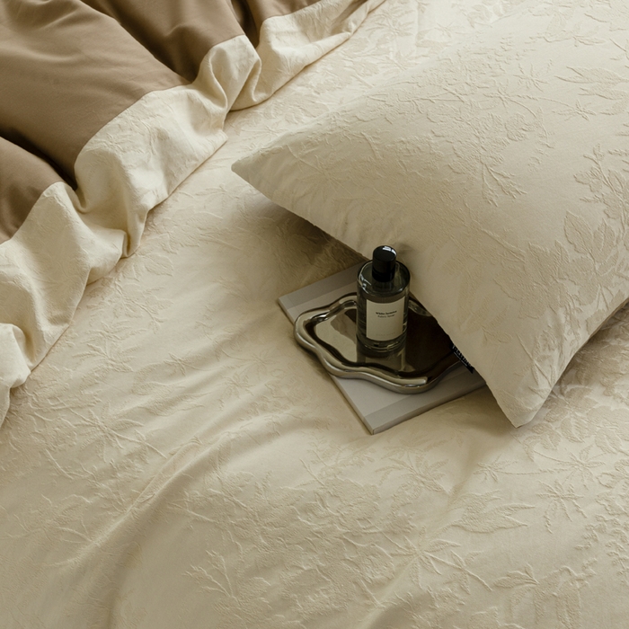 91家纺网 家纺一手货源 找家纺 宜代光年 2025新款厚织全棉大提花极有家系列四件套 暗香疏影-奶白