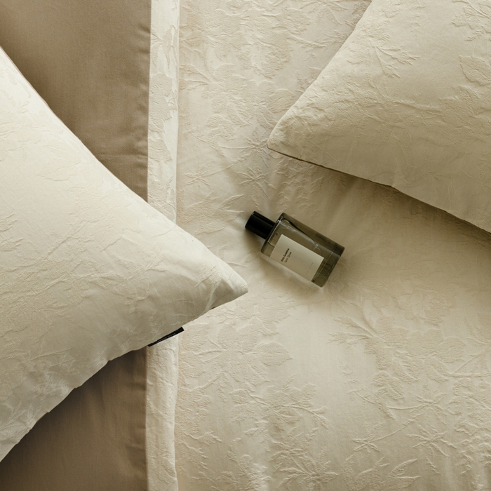 91家纺网 家纺一手货源 找家纺 宜代光年 2025新款厚织全棉大提花极有家系列四件套 暗香疏影-奶白