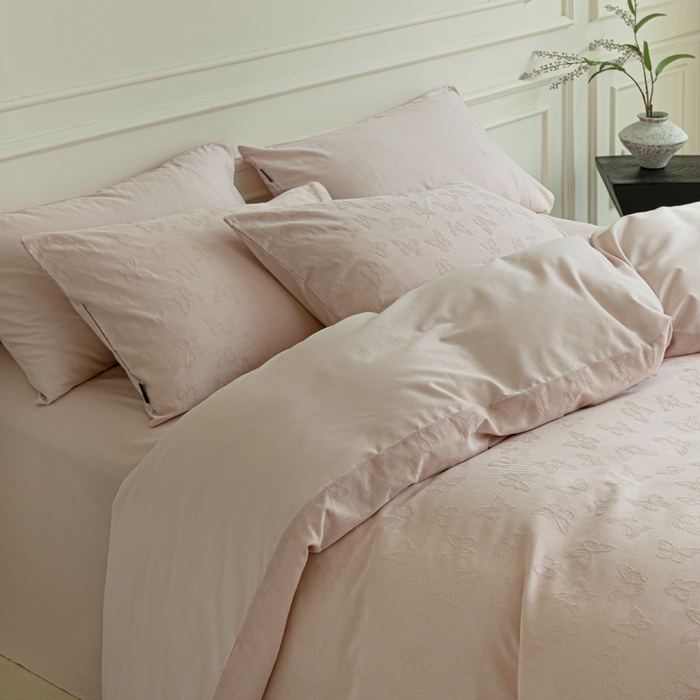 91家纺网 家纺一手货源 找家纺 宜代光年 2025新款厚织全棉大提花极有家系列四件套 蝶梦悠悠-浅粉