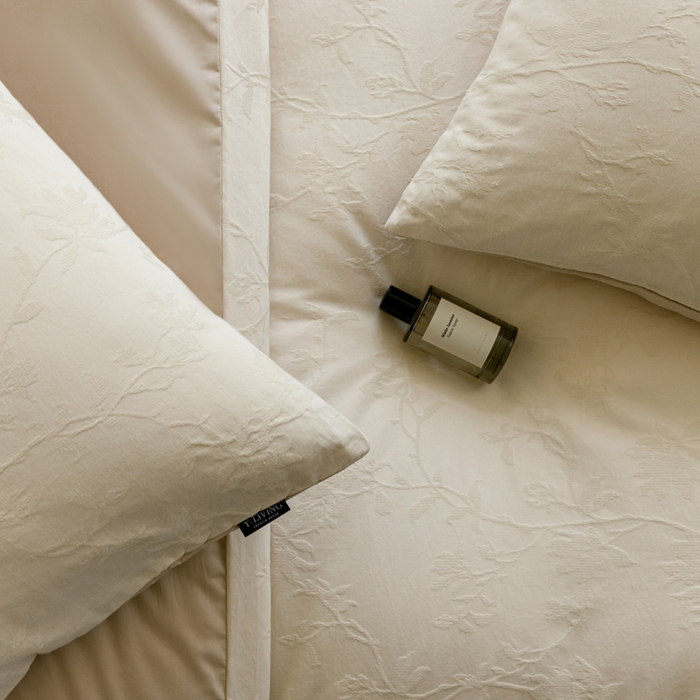 91家纺网 家纺一手货源 找家纺 宜代光年 2025新款厚织全棉大提花极有家系列四件套 花影-奶白