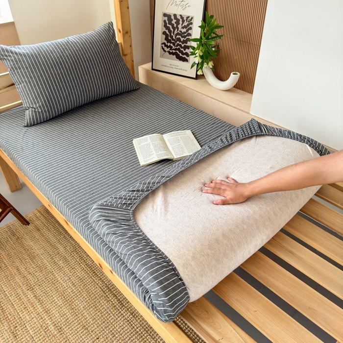 91家纺网 家纺一手货源 找家纺 北欧良品2025新款色织水洗棉学生单品床笠 纯棉-灰细条