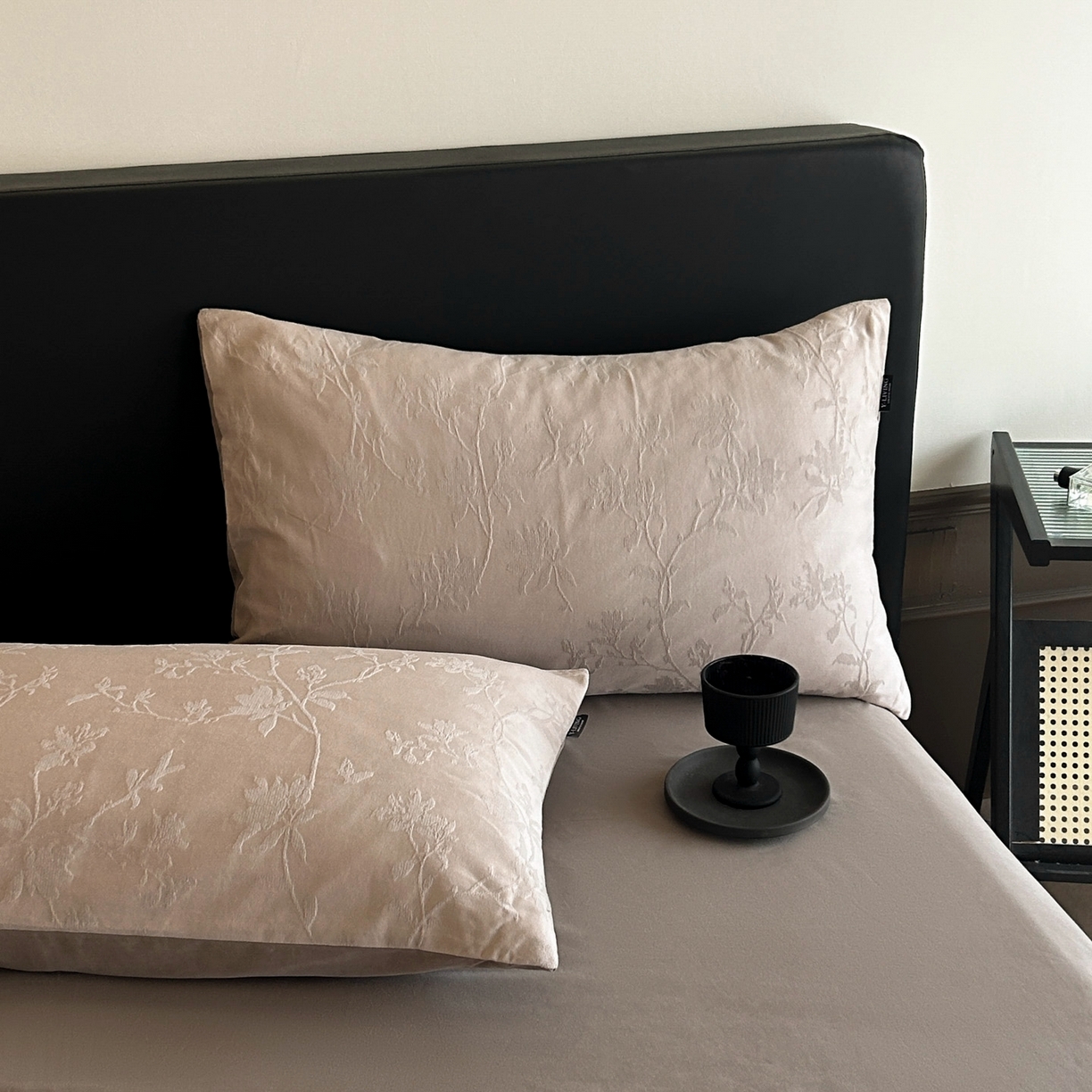 91家纺网 家纺一手货源 找家纺 宜代光年 2025新款厚织全棉大提花系列四件套 花影-浅咖