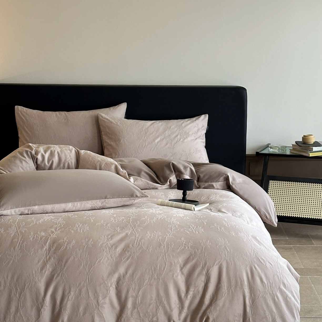 91家纺网 家纺一手货源 找家纺 宜代光年 2025新款厚织全棉大提花系列四件套 花影-浅咖