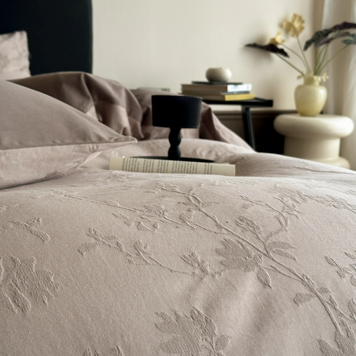 91家纺网 家纺一手货源 找家纺 宜代光年 2025新款厚织全棉大提花系列四件套 花影-浅咖