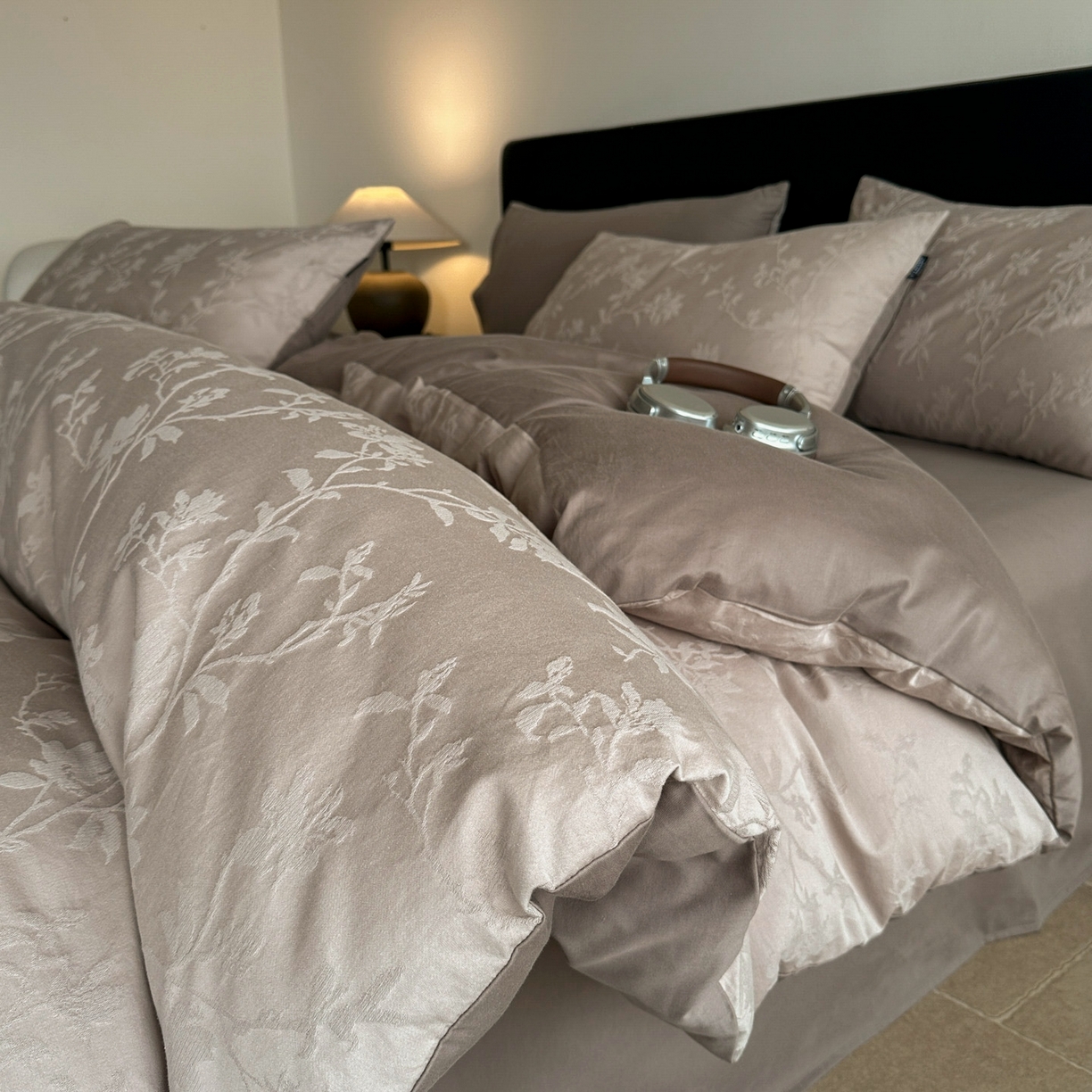 91家纺网 家纺一手货源 找家纺 宜代光年 2025新款厚织全棉大提花系列四件套 花影-浅咖