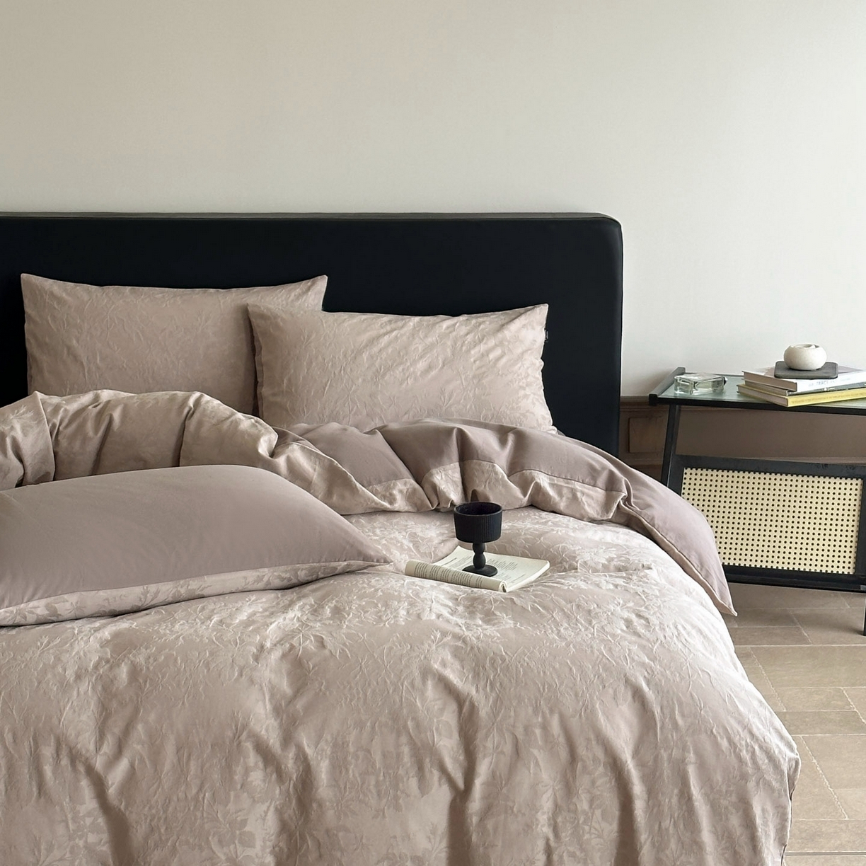 91家纺网 家纺一手货源 找家纺 宜代光年 2025新款厚织全棉大提花系列四件套 暗香疏影-浅咖