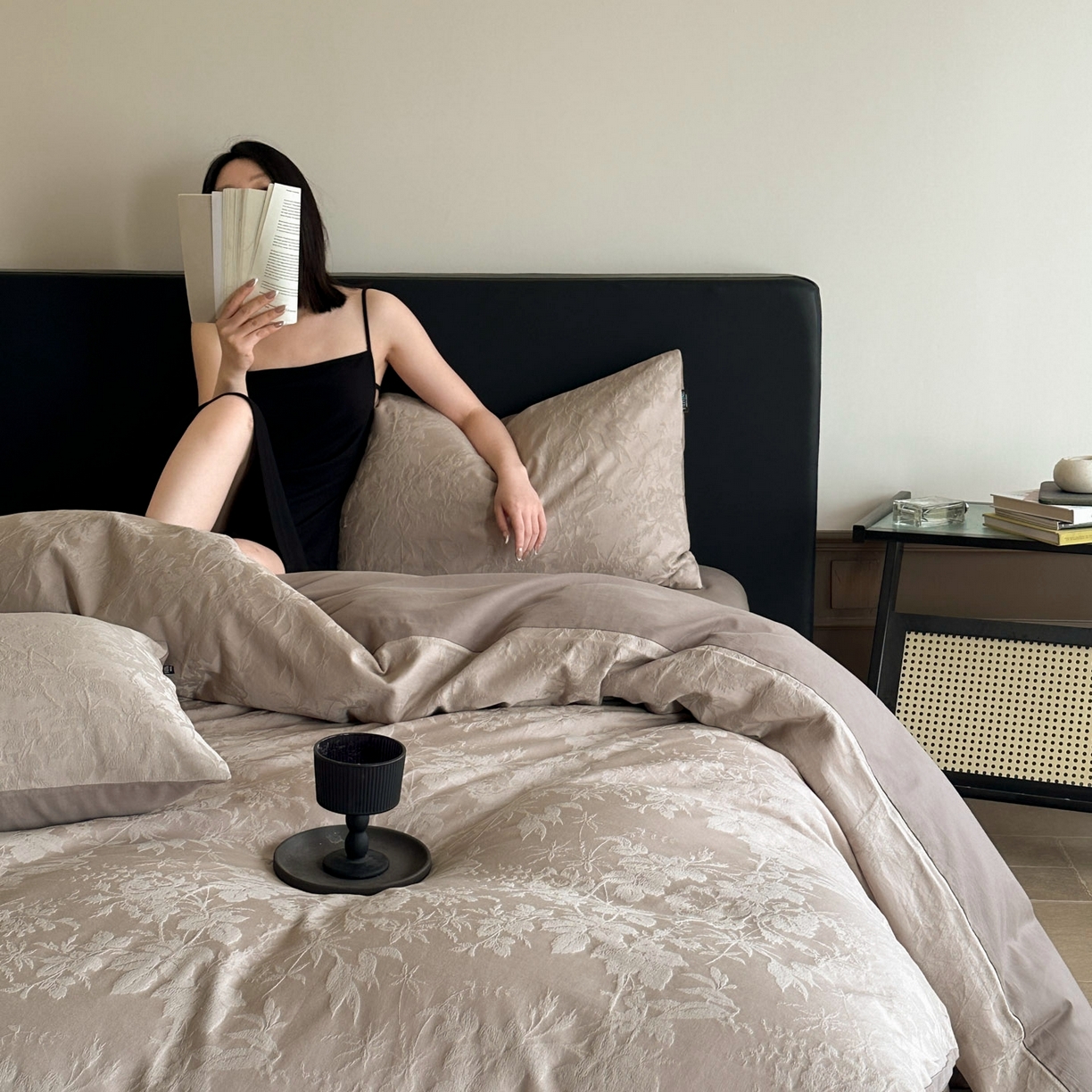 91家纺网 家纺一手货源 找家纺 宜代光年 2025新款厚织全棉大提花系列四件套 暗香疏影-浅咖