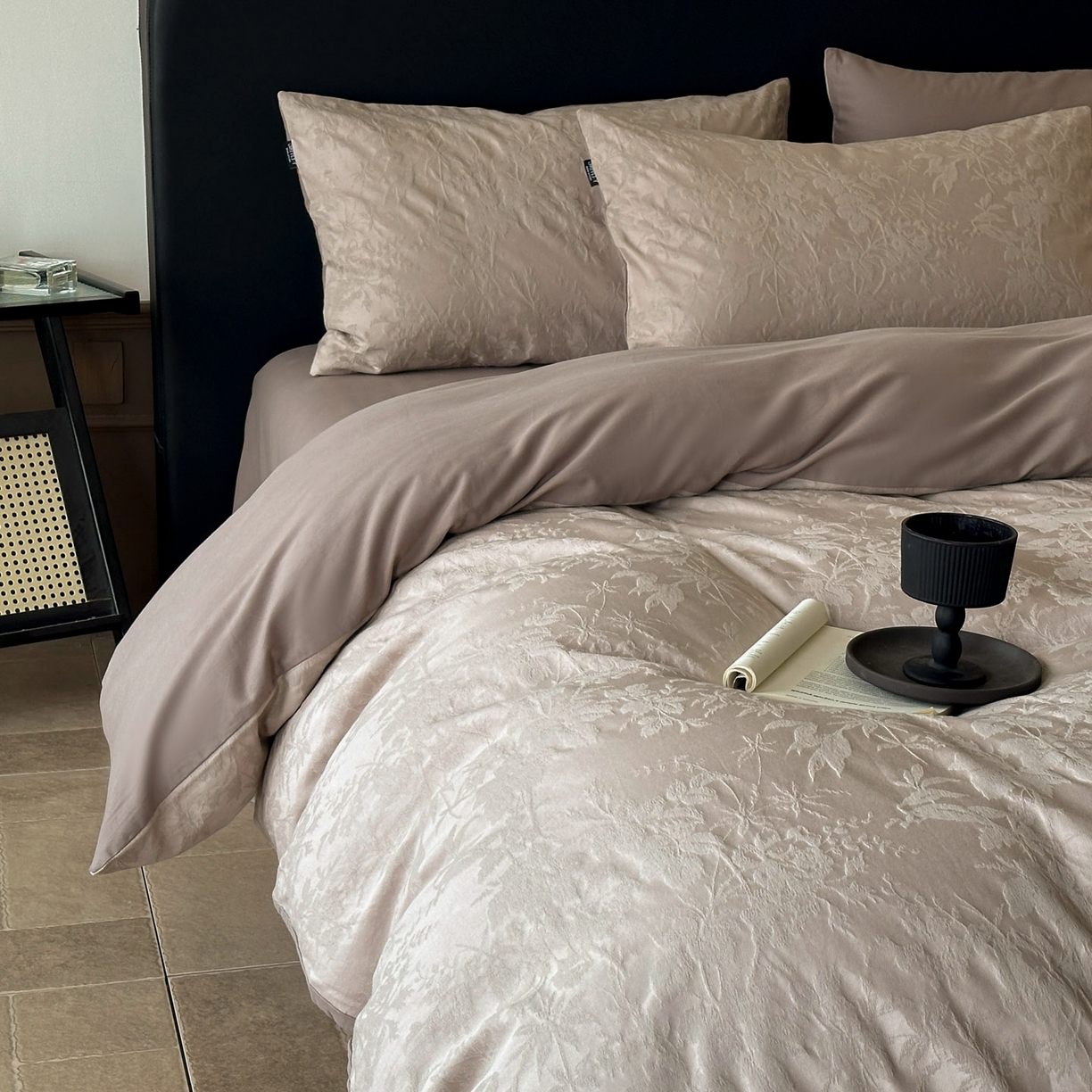 91家纺网 家纺一手货源 找家纺 宜代光年 2025新款厚织全棉大提花系列四件套 暗香疏影-浅咖