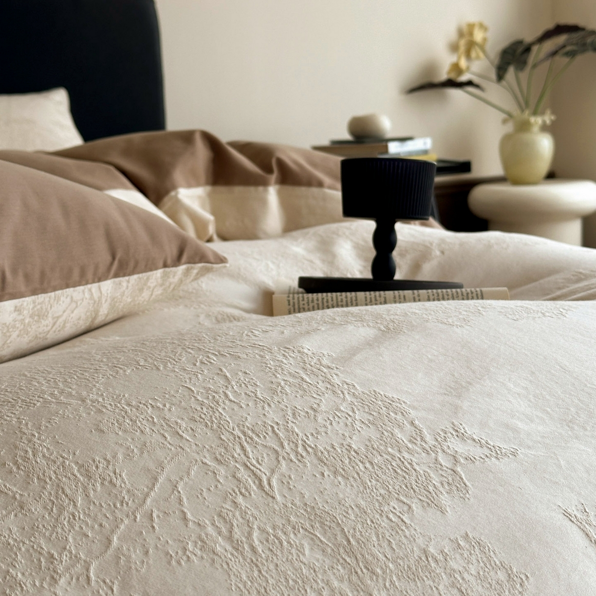 91家纺网 家纺一手货源 找家纺 宜代光年 2025新款厚织全棉大提花系列四件套 小郁葱-奶白