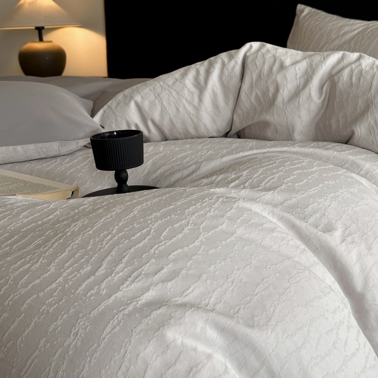 91家纺网 家纺一手货源 找家纺 宜代光年 2025新款厚织全棉大提花系列四件套 雨迢迢-紫灰