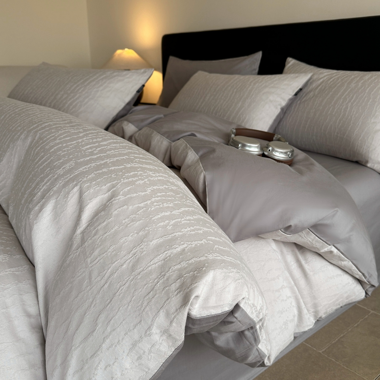 91家纺网 家纺一手货源 找家纺 宜代光年 2025新款厚织全棉大提花系列四件套 雨迢迢-紫灰