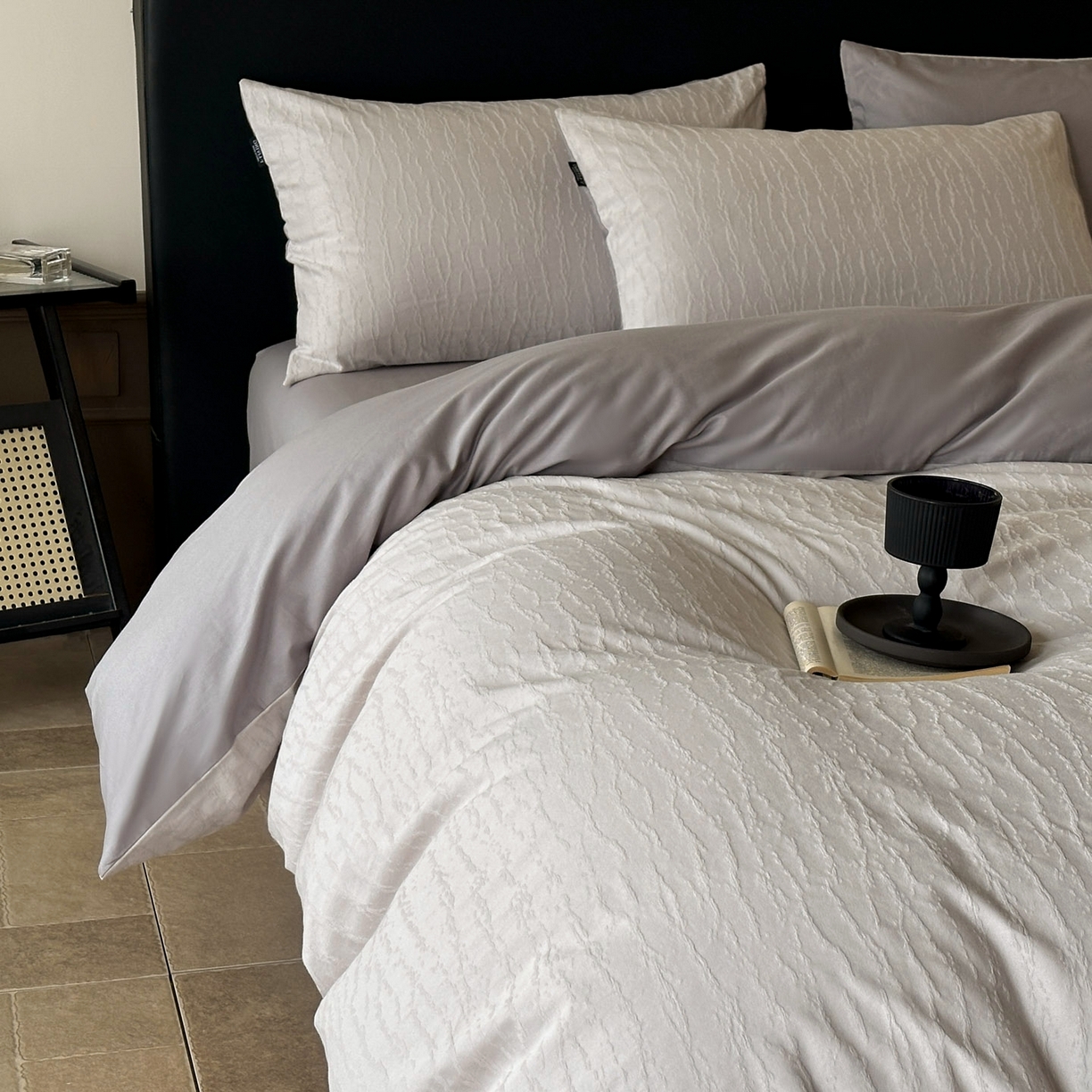 91家纺网 家纺一手货源 找家纺 宜代光年 2025新款厚织全棉大提花系列四件套 雨迢迢-紫灰