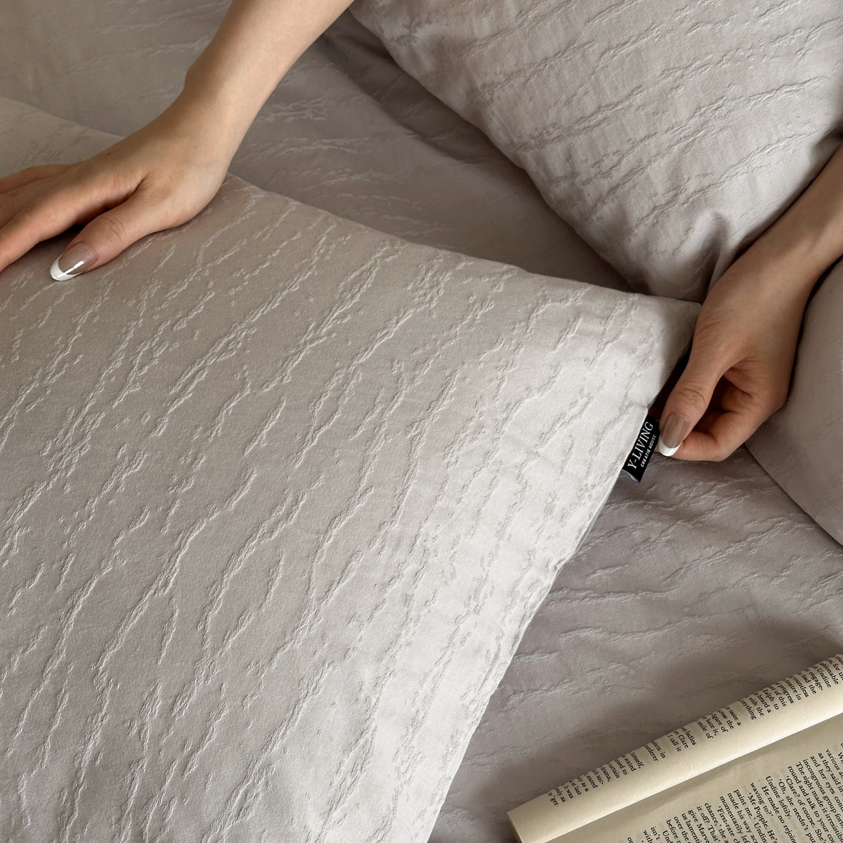 91家纺网 家纺一手货源 找家纺 宜代光年 2025新款厚织全棉大提花系列四件套 雨迢迢-紫灰