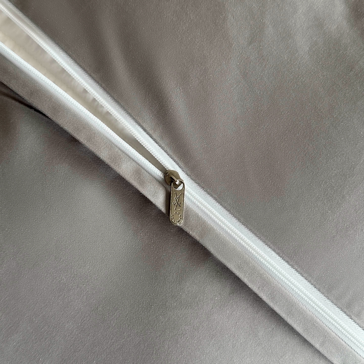 91家纺网 家纺一手货源 找家纺 宜代光年 2025新款厚织全棉大提花系列四件套 雨迢迢-紫灰