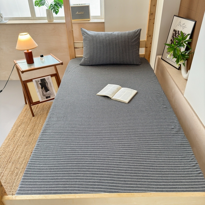 91家纺网 家纺一手货源 找家纺 北欧良品2025新款色织水洗棉学生单品床单 纯棉-灰细条