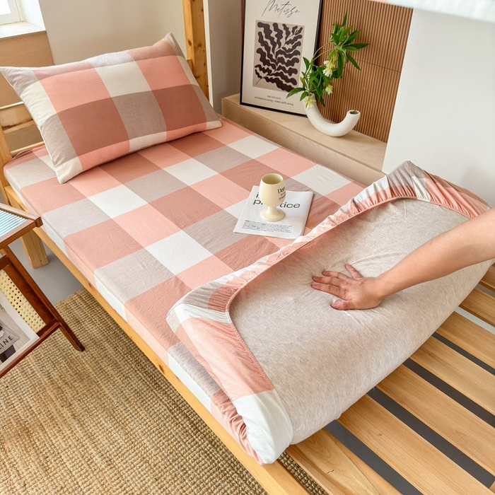 91家纺网 家纺一手货源 找家纺 北欧良品2025新款色织水洗棉学生单品床单 纯棉-蜜粉大格