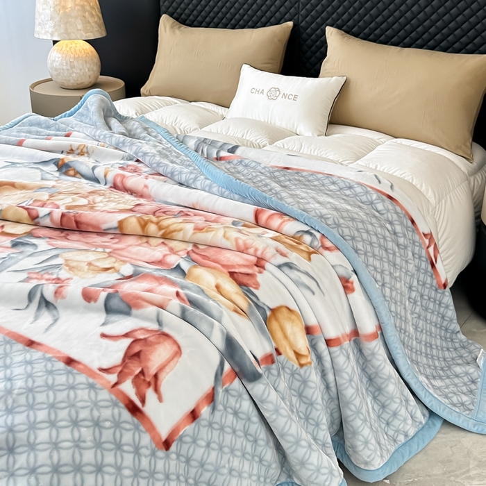 91家纺网 家纺一手货源 找家纺 法莱妮毛毯 2025新款A类双层加厚拉舍尔天丝超柔云毯繁花似锦-蓝色