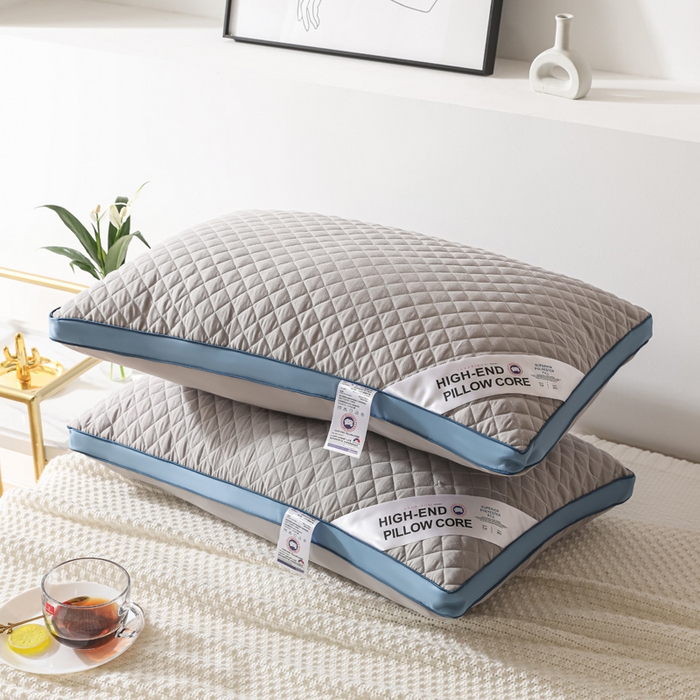 91家纺网 家纺一手货源 找家纺 圣之寐   2025新款新品  格纹冷灰单边双边羽丝绒舒适枕头枕芯 格纹冷灰-宽边灰蓝单边重量750克左右 高度15厘米左右