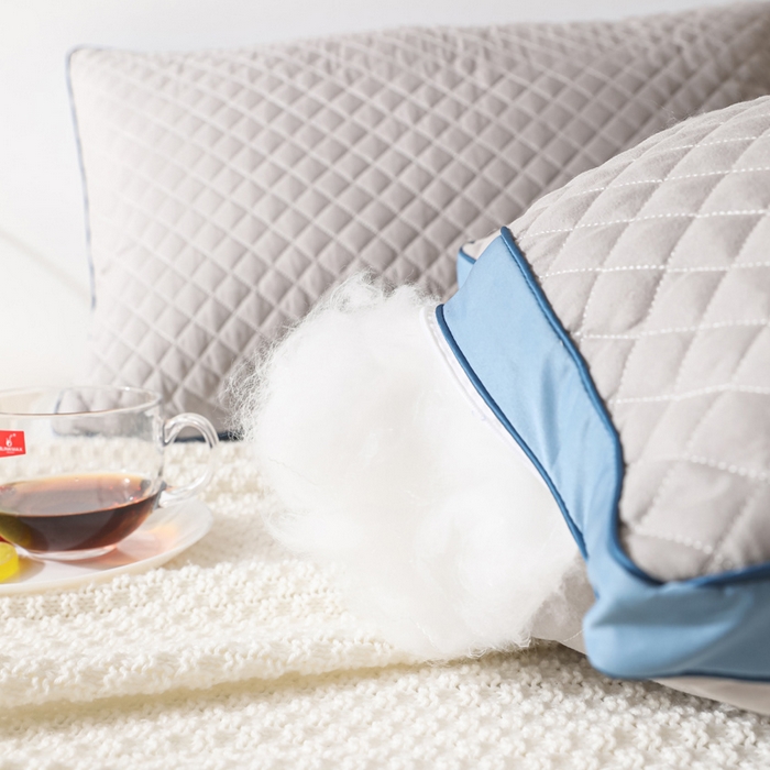 91家纺网 家纺一手货源 找家纺 圣之寐   2025新款新品  格纹冷灰单边双边羽丝绒舒适枕头枕芯 格纹冷灰-宽边灰蓝单边重量750克左右 高度15厘米左右