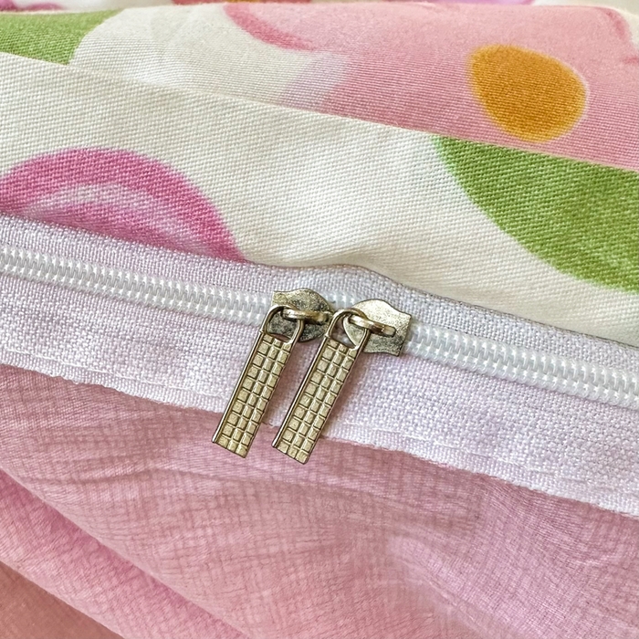 91家纺网 家纺一手货源 找家纺 小叮当家纺仓储工厂店 （爆款花型 长期款 不断货）2025年新款简约条纹卡通花卉全棉纯棉三件套四件套 花夏未央-粉