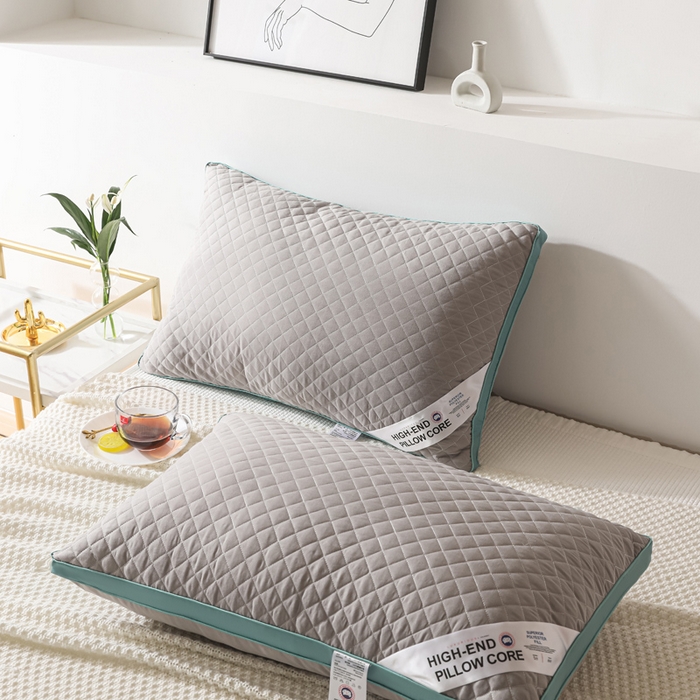 91家纺网 家纺一手货源 找家纺 圣之寐   2025新款新品  格纹冷灰单边双边羽丝绒舒适枕头枕芯 格纹冷灰-宽边灰绿单边重量750克左右 高度15厘米左右