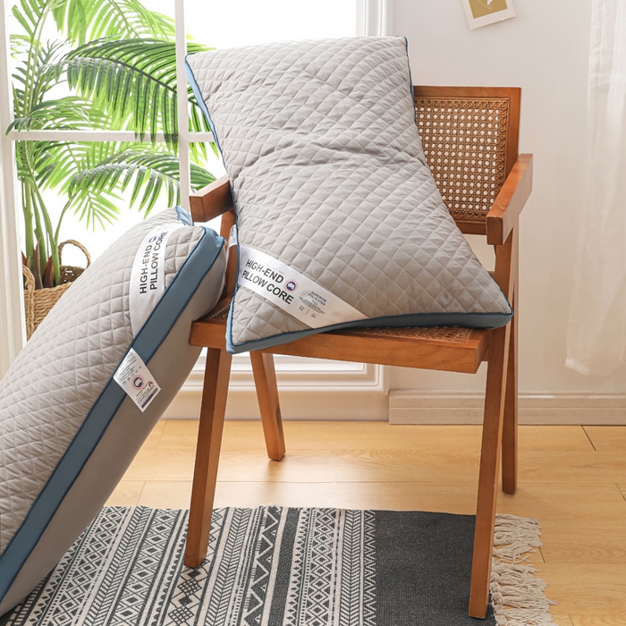 91家纺网 家纺一手货源 找家纺 圣之寐   2025新款新品  格纹冷灰单边双边羽丝绒舒适枕头枕芯 格纹冷灰-宽边灰蓝双边低枕重量750克左右 高度15厘米左右