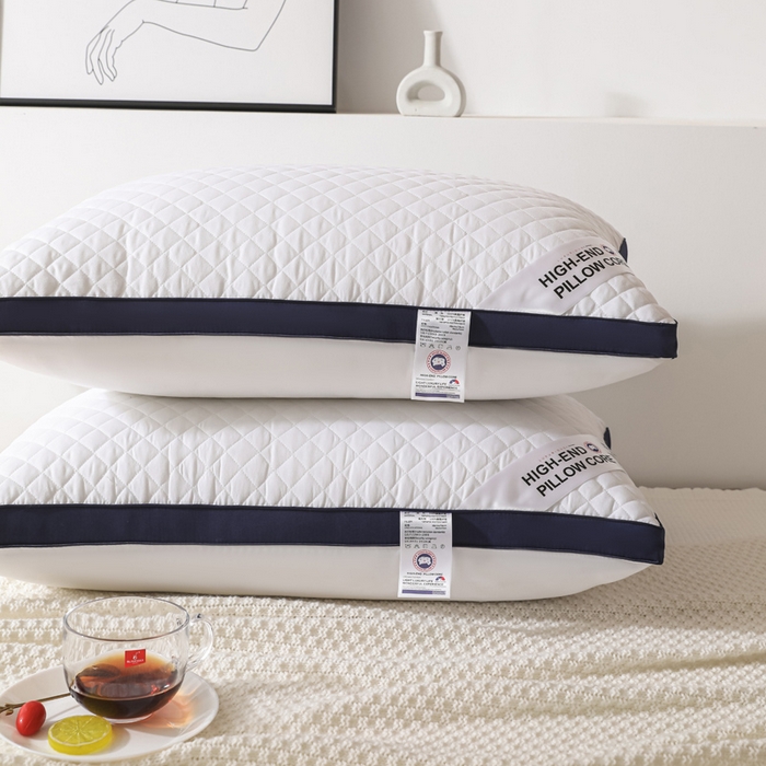 91家纺网 家纺一手货源 找家纺 圣之寐   2025新款新品  格纹冷灰单边双边羽丝绒舒适枕头枕芯 格纹冷灰-宽边蓝白双边低枕重量750克左右 高度15厘米左右