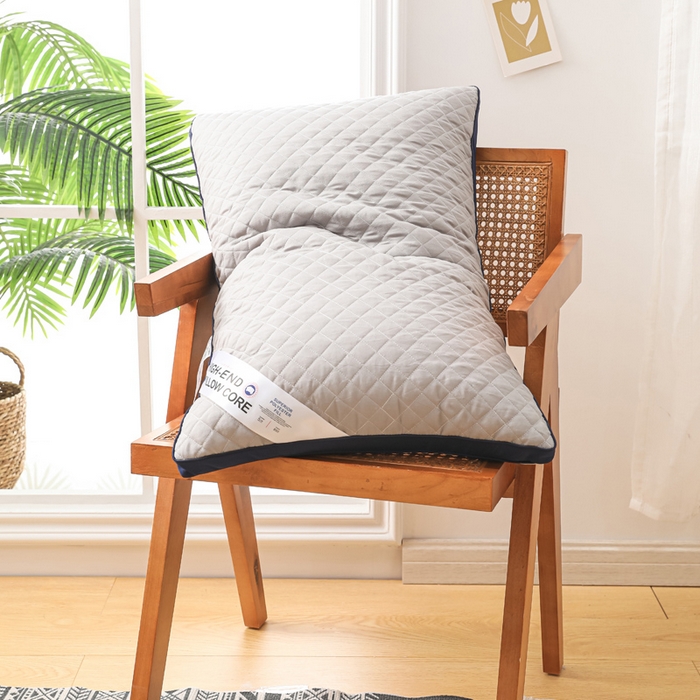 91家纺网 家纺一手货源 找家纺 圣之寐   2025新款新品  格纹冷灰单边双边羽丝绒舒适枕头枕芯 格纹冷灰-宽边蓝灰双边低枕重量750克左右 高度15厘米左右