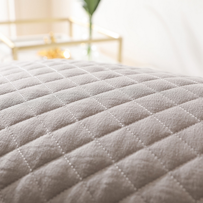 91家纺网 家纺一手货源 找家纺 圣之寐   2025新款新品  格纹冷灰单边双边羽丝绒舒适枕头枕芯 格纹冷灰-单边小灰双边中枕重量850克左右 高度18厘米左右