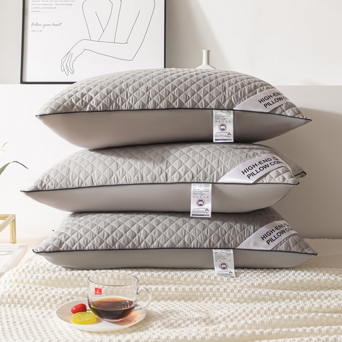 91家纺网 家纺一手货源 找家纺 圣之寐   2025新款新品  格纹冷灰单边双边羽丝绒舒适枕头枕芯 格纹冷灰-单边小灰双边中枕重量850克左右 高度18厘米左右