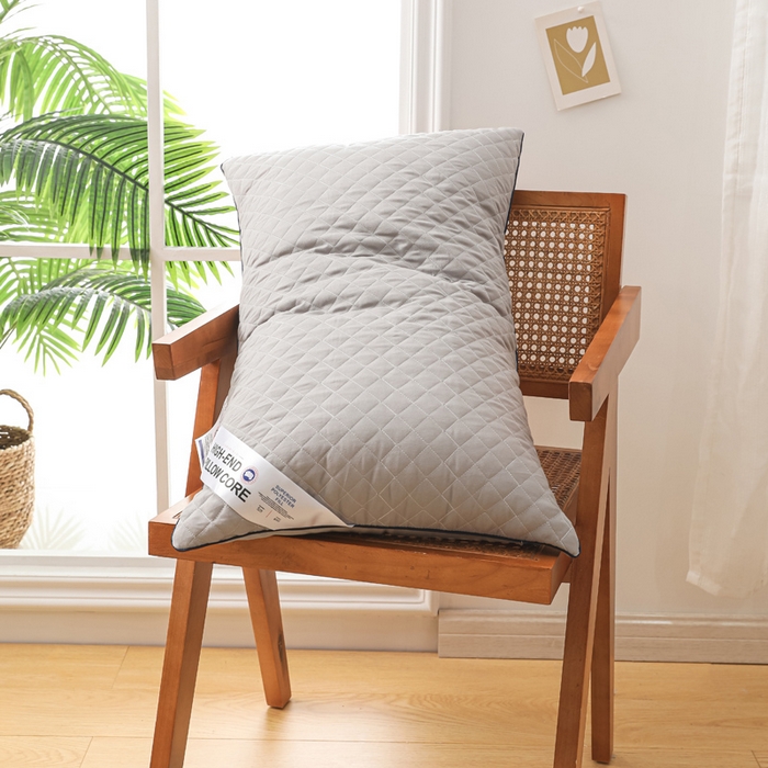 91家纺网 家纺一手货源 找家纺 圣之寐   2025新款新品  格纹冷灰单边双边羽丝绒舒适枕头枕芯 格纹冷灰-单边小灰双边中枕重量850克左右 高度18厘米左右