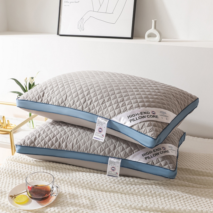 91家纺网 家纺一手货源 找家纺 圣之寐   2025新款新品  格纹冷灰单边双边羽丝绒舒适枕头枕芯 格纹冷灰-宽边灰蓝双边中枕重量850克左右 高度18厘米左右