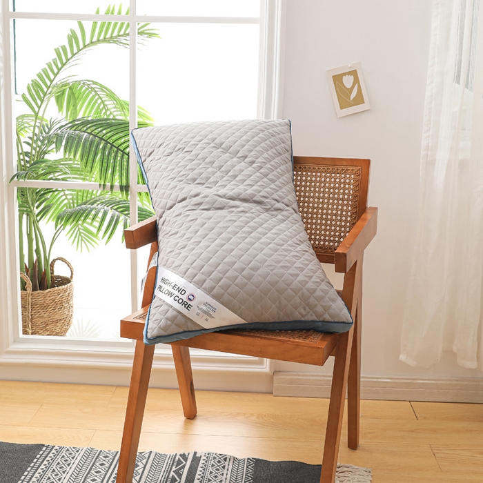 91家纺网 家纺一手货源 找家纺 圣之寐   2025新款新品  格纹冷灰单边双边羽丝绒舒适枕头枕芯 格纹冷灰-宽边灰蓝双边中枕重量850克左右 高度18厘米左右