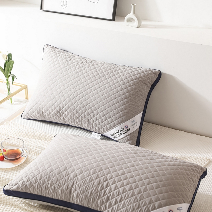 91家纺网 家纺一手货源 找家纺 圣之寐   2025新款新品  格纹冷灰单边双边羽丝绒舒适枕头枕芯 格纹冷灰-宽边蓝灰双边中枕重量850克左右 高度18厘米左右