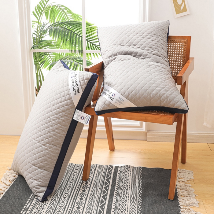 91家纺网 家纺一手货源 找家纺 圣之寐   2025新款新品  格纹冷灰单边双边羽丝绒舒适枕头枕芯 格纹冷灰-宽边蓝灰双边中枕重量850克左右 高度18厘米左右