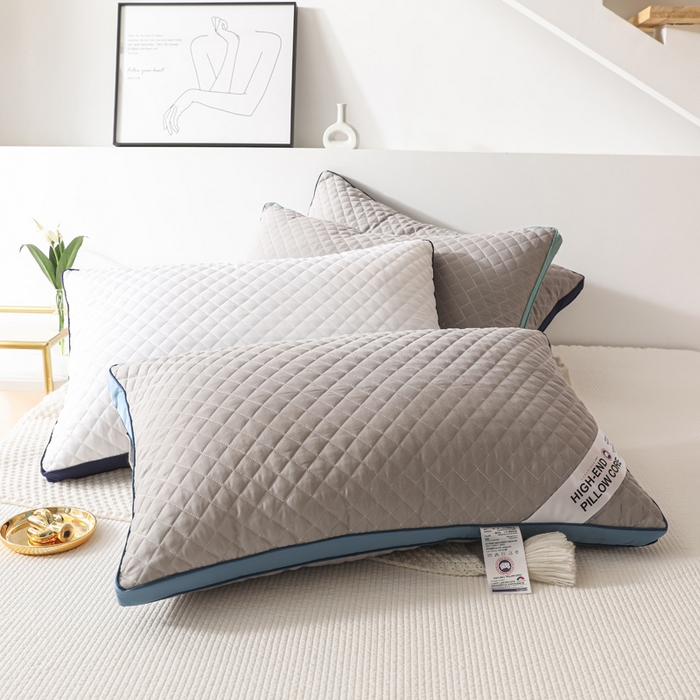 91家纺网 家纺一手货源 找家纺 圣之寐   2025新款新品  格纹冷灰单边双边羽丝绒舒适枕头枕芯 格纹冷灰-宽边蓝灰双边中枕重量850克左右 高度18厘米左右