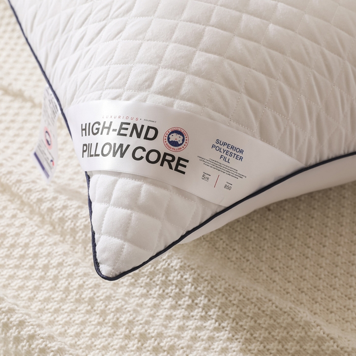 91家纺网 家纺一手货源 找家纺 圣之寐   2025新款新品  格纹冷灰单边双边羽丝绒舒适枕头枕芯 格纹冷灰-单边大白双边高枕重量950克左右 高度20厘米左右 