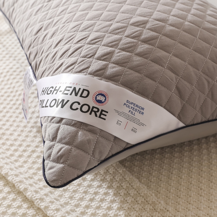 91家纺网 家纺一手货源 找家纺 圣之寐   2025新款新品  格纹冷灰单边双边羽丝绒舒适枕头枕芯 格纹冷灰-单边小灰双边高枕重量950克左右 高度20厘米左右 