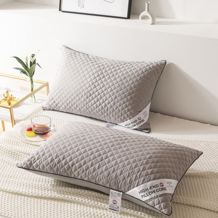 91家纺网 家纺一手货源 找家纺 圣之寐   2025新款新品  格纹冷灰单边双边羽丝绒舒适枕头枕芯 格纹冷灰-单边小灰双边高枕重量950克左右 高度20厘米左右 