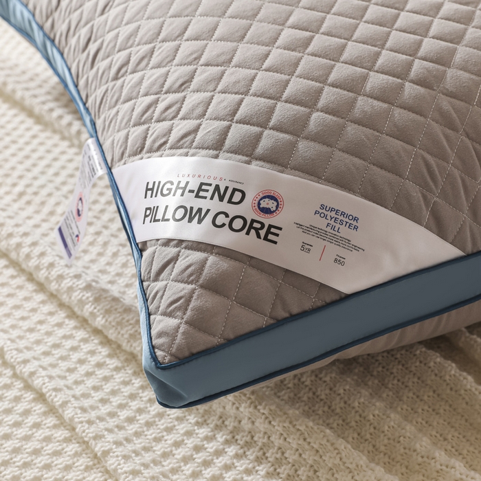 91家纺网 家纺一手货源 找家纺 圣之寐   2025新款新品  格纹冷灰单边双边羽丝绒舒适枕头枕芯 格纹冷灰-宽边灰蓝双边高枕重量950克左右 高度20厘米左右 