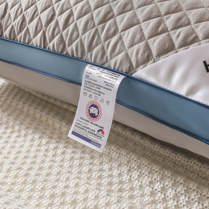 91家纺网 家纺一手货源 找家纺 圣之寐   2025新款新品  格纹冷灰单边双边羽丝绒舒适枕头枕芯 格纹冷灰-宽边灰蓝双边高枕重量950克左右 高度20厘米左右 