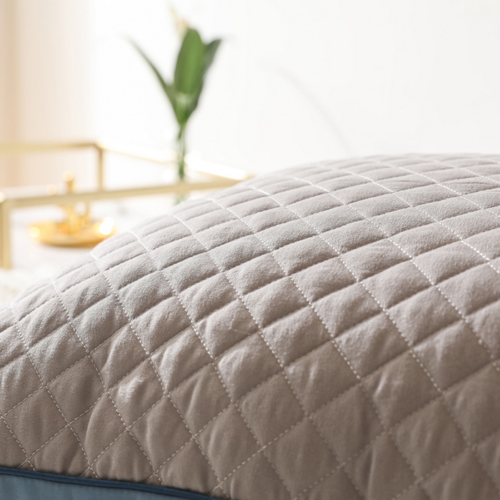 91家纺网 家纺一手货源 找家纺 圣之寐   2025新款新品  格纹冷灰单边双边羽丝绒舒适枕头枕芯 格纹冷灰-宽边灰蓝双边高枕重量950克左右 高度20厘米左右 