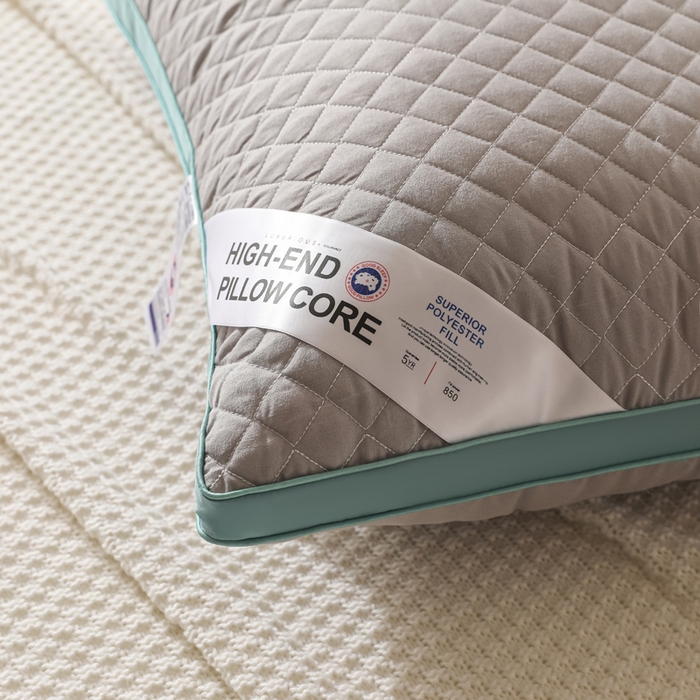 91家纺网 家纺一手货源 找家纺 圣之寐   2025新款新品  格纹冷灰单边双边羽丝绒舒适枕头枕芯 格纹冷灰-宽边灰绿双边高枕重量950克左右 高度20厘米左右 