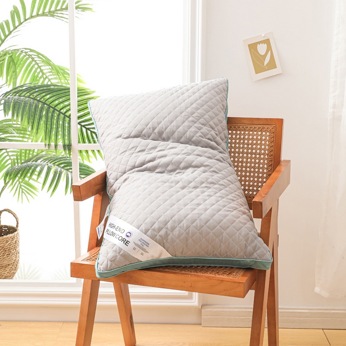 91家纺网 家纺一手货源 找家纺 圣之寐   2025新款新品  格纹冷灰单边双边羽丝绒舒适枕头枕芯 格纹冷灰-宽边灰绿双边高枕重量950克左右 高度20厘米左右 