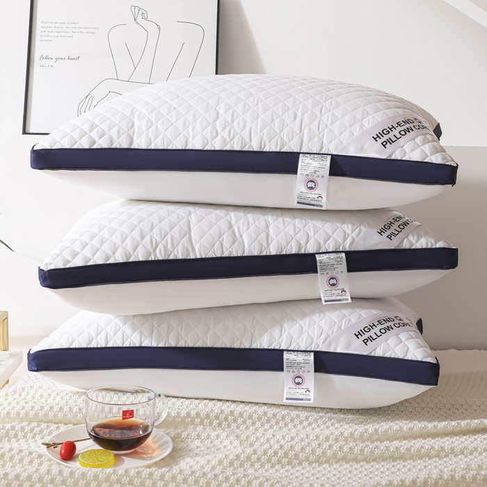 91家纺网 家纺一手货源 找家纺 圣之寐   2025新款新品  格纹冷灰单边双边羽丝绒舒适枕头枕芯 格纹冷灰-宽边蓝白双边高枕重量950克左右 高度20厘米左右 