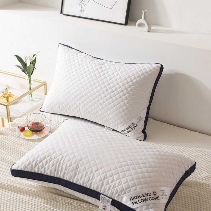 91家纺网 家纺一手货源 找家纺 圣之寐   2025新款新品  格纹冷灰单边双边羽丝绒舒适枕头枕芯 格纹冷灰-宽边蓝白双边高枕重量950克左右 高度20厘米左右 